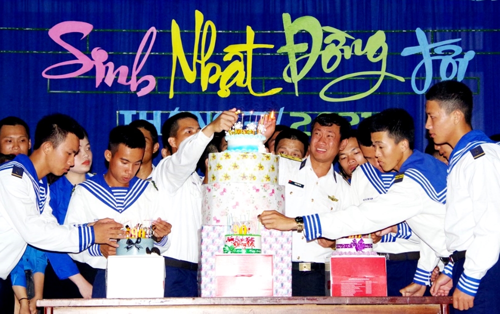 Những buổi “Sinh nhật đồng đội” để lại nhiều ấn tượng những ngày quân ngũ.